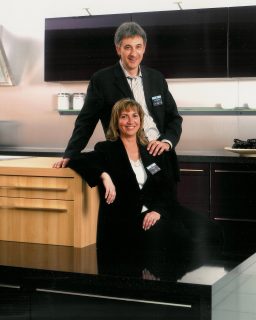 📸 Todo empezó con esta foto...

Hace 18 años, en nuestra primera exposición, con mucha ilusión y aún más ganas de crear algo diferente.

Desde entonces:
✅ Creamos nuestro showroom
✈️ Viajamos por Europa buscando inspiración
🎯 Fuimos expositores, anfitriones, buscadores incansables de calidad.
🧡 Y, sobre todo, nos rodeamos de personas increíbles:
las que forman nuestro equipo y las que nos han confiado su hogar.

Hoy celebramos 18 años de historia. 
Y lo mejor… aún está por escribirse.
🚀 ¿Nos acompañas?
.
.
.
📸 Tot va començar amb aquesta foto...

Fa 18 anys, a la nostra primera exposició, amb molta il·lusió i encara més ganes de crear alguna cosa diferent.

Des de llavors:
✅ Vam crear el nostre showroom
✈️ Hem viatjat per Europa buscant inspiració
🎯 Vam ser expositors, amfitrions, cercadors incansables de qualitat.
🧡 I, sobretot, ens envoltem de persones increïbles:
les que formen el nostre equip i les que ens han confiat casa seva.

Avui celebrem 18 anys d’història.
I el millor… encara s’ha d’escriure.
🚀 Ens acompanyes?

#cumplimosaños #reformeslleida #cuineslleida #reformasintegrales #dsingularlleida #18años #celebrandojuntos #diseñodeinteriores #diseñodeespacios #inspohome #cocinas #reformas #equipodsingular