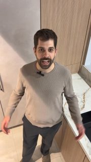 🤔 ¿Has oído hablar del costado en V?

Es una forma elegante y moderna de rematar el lateral de una isla o península de cocina, dándole un toque único al diseño.

✳️ En este video te mostramos cómo se ve y por qué está en tendencia.

¿Te animarías a usar este detalle en tu cocina? 👇🏼
.
.
.
🤔 Has sentit a parlar del costat a V?

És una forma elegant i moderna de rematar el lateral d´una illa o península de cuina, donant-li un toc únic al disseny.

✳️ En aquest vídeo et mostrem com es veu i per què està en tendència.

#diseñodecocinas #cocinasmodernas #isladecocina #interiorismo #tendenciascocinas cuineslleida dsingular costadoenv lateralencascada cocinaconestilo reformeslleida