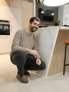 ✍️ Diseñar una cocina no es solo elegir materiales o colores.
También es decidir cómo terminan las superficies, cómo se unen las formas, cómo se percibe el volumen.

El costado en V aporta ligereza, continuidad y una sensación de diseño a medida.
✳️ Detalles que definen un espacio. Detalles que lo hacen singular.

📍Visítanos y descubre nuevas formas de entender el diseño de cocina.
.
.
.
✍️ Dissenyar una cuina no és només triar materials o colors.
També és decidir com s’acaben les superfícies, com s’uneixen les formes, com es percep el volum.

El costat a V aporta lleugeresa, continuïtat i una sensació de disseny a mida.
✳️ Detalls que defineixen un espai. Detalls que ho fan singular.

📍Visiteu-nos i descobriu noves maneres d’entendre el disseny de cuina.

#diseñodecocinas #cocinasmodernas #isladecocina #interiorismo #tendenciascocinas cuineslleida dsingular costadoenv lateralencascada cocinaconestilo reformeslleida