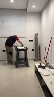 😍 Hoy ya se empieza a notar de verdad.

🧩 Las piezas encajan, las estructuras toman forma y por fin se entiende cómo quedará el espacio completo.

Este es siempre uno de nuestros días favoritos: cuando la imaginación deja de ser abstracta.
Mañana… más 🤍
.
.
.
😍 Avui ja es comença a notar de debò.

🧩 Les peces encaixen, les estructures prenen forma i finalment s’entén com quedarà l’espai complet.

Aquest és sempre un dels nostres dies preferits: quan la imaginació deixa de ser abstracta.
Demà… més 🤍

#montaje #makingof #workinprogress #reformaintegral #beforeafter