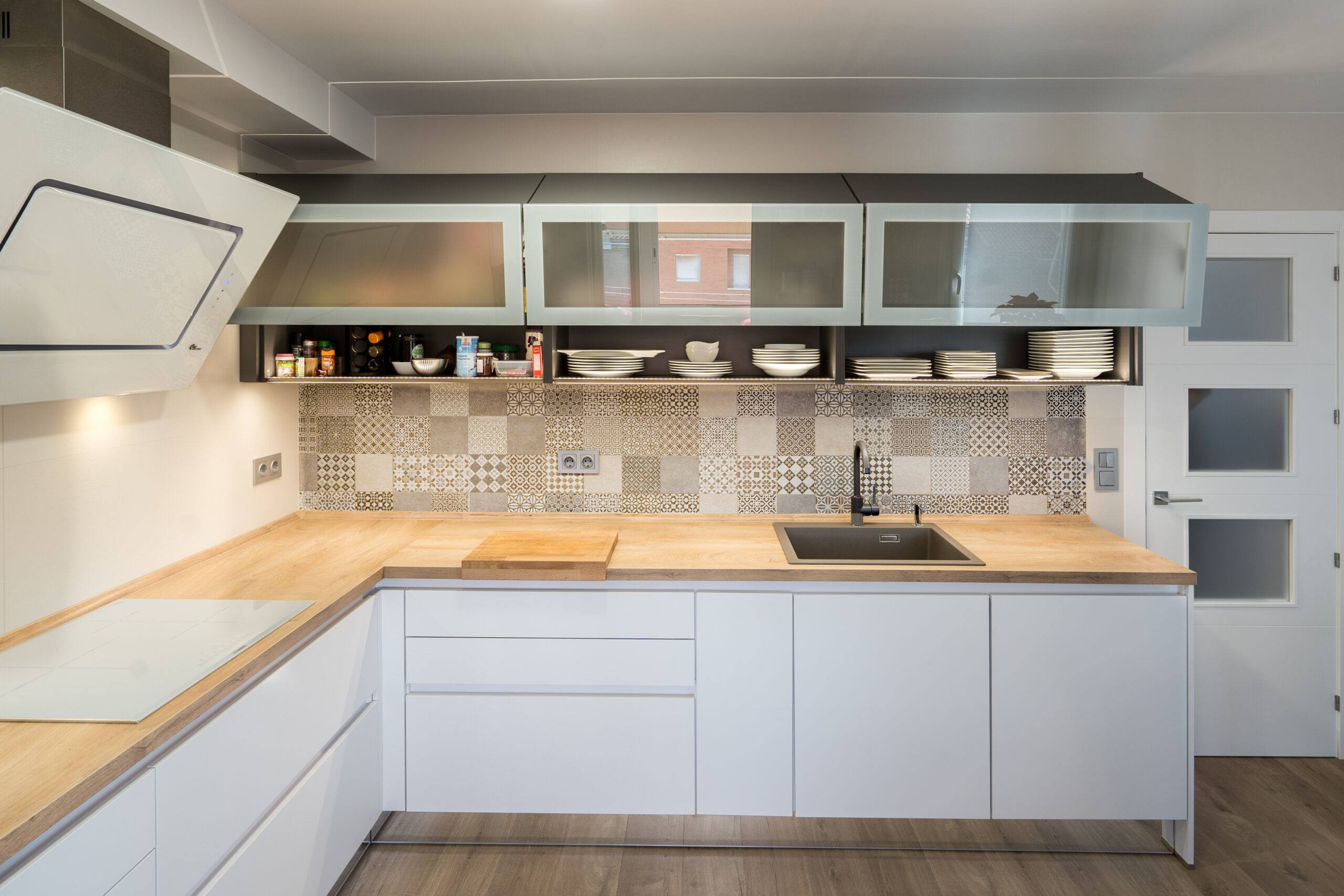 Cocina moderna e iluminada
