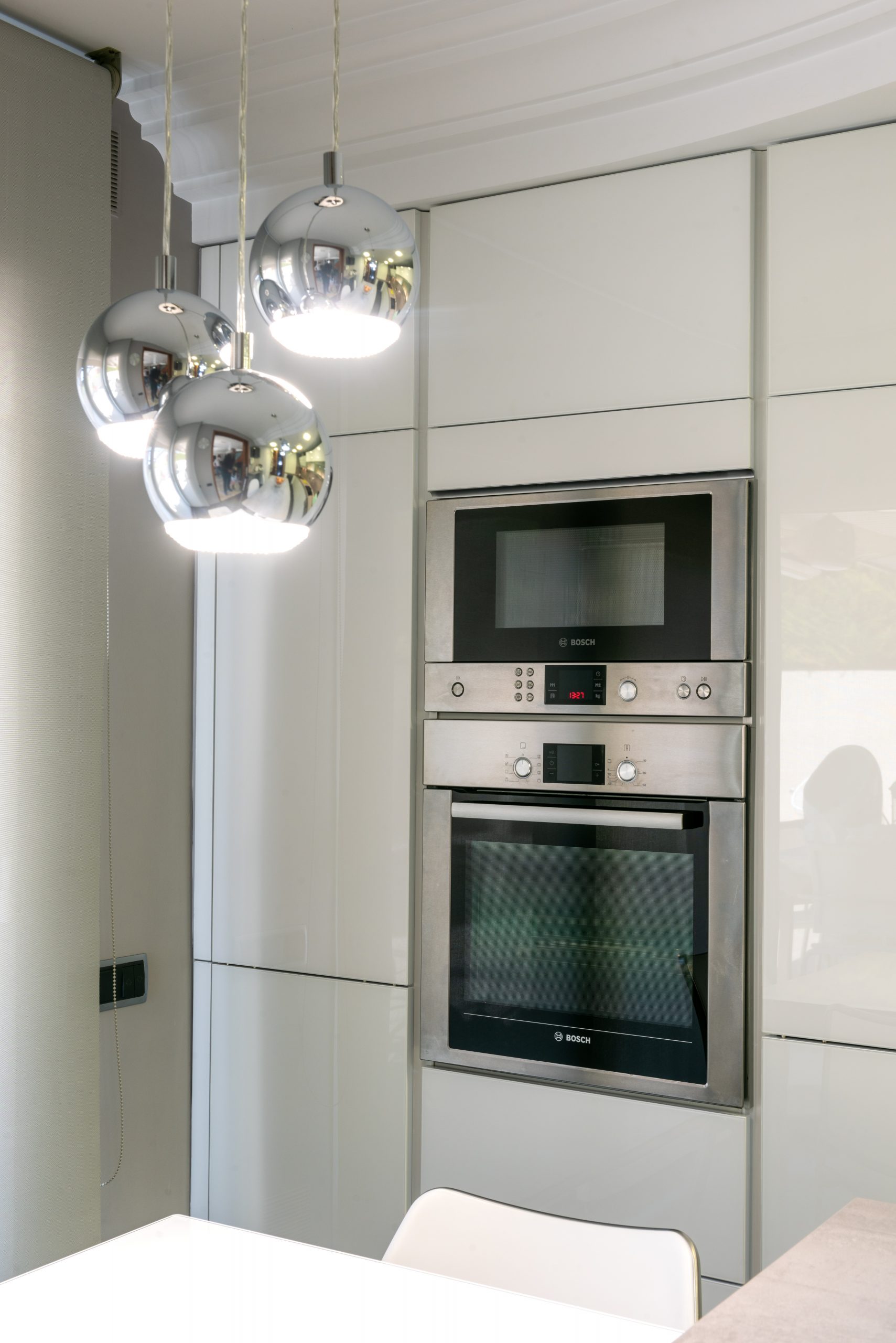 Columnes blanques amb electrodomèstics Bosch