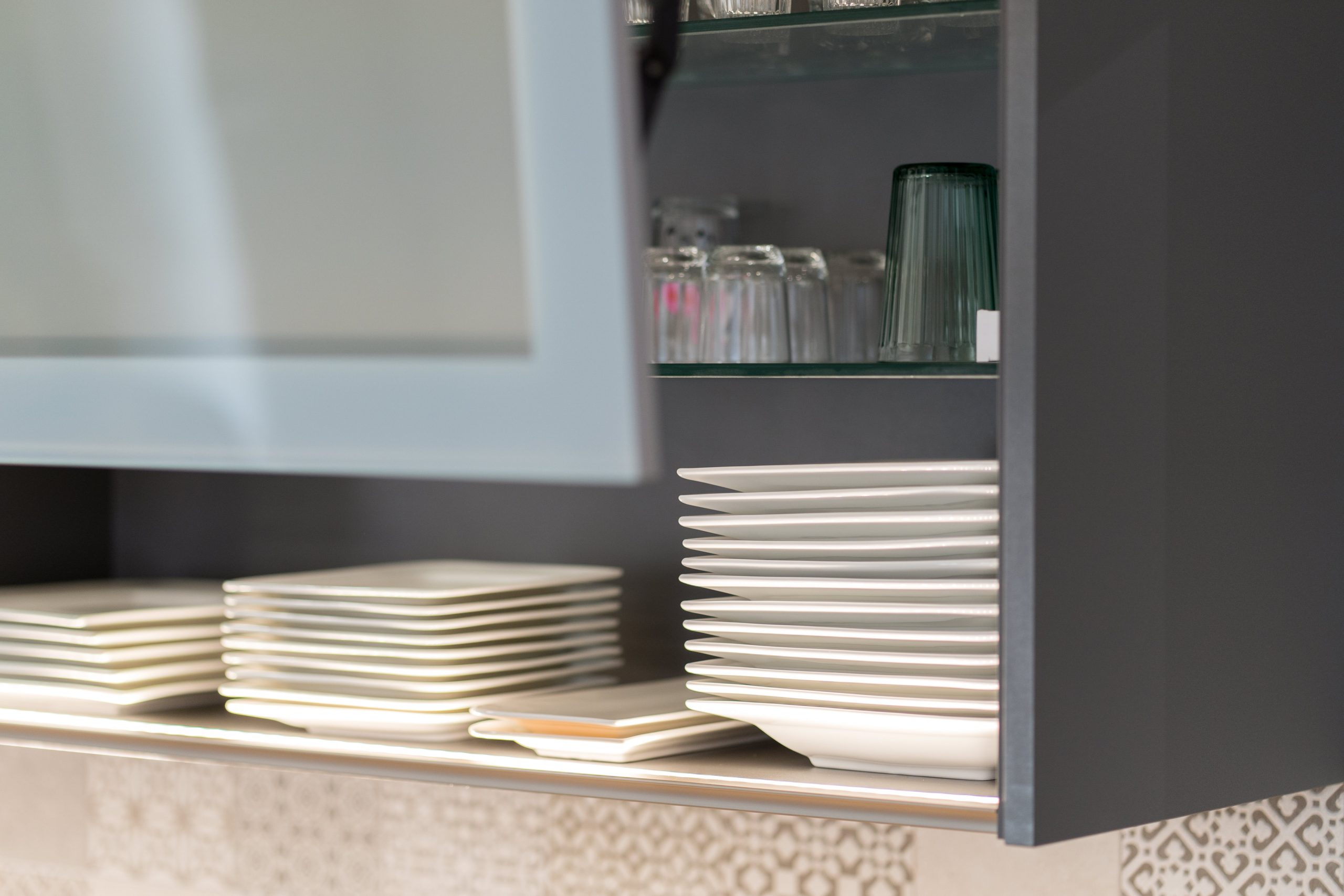 Mueble con puertas plegables levadizas