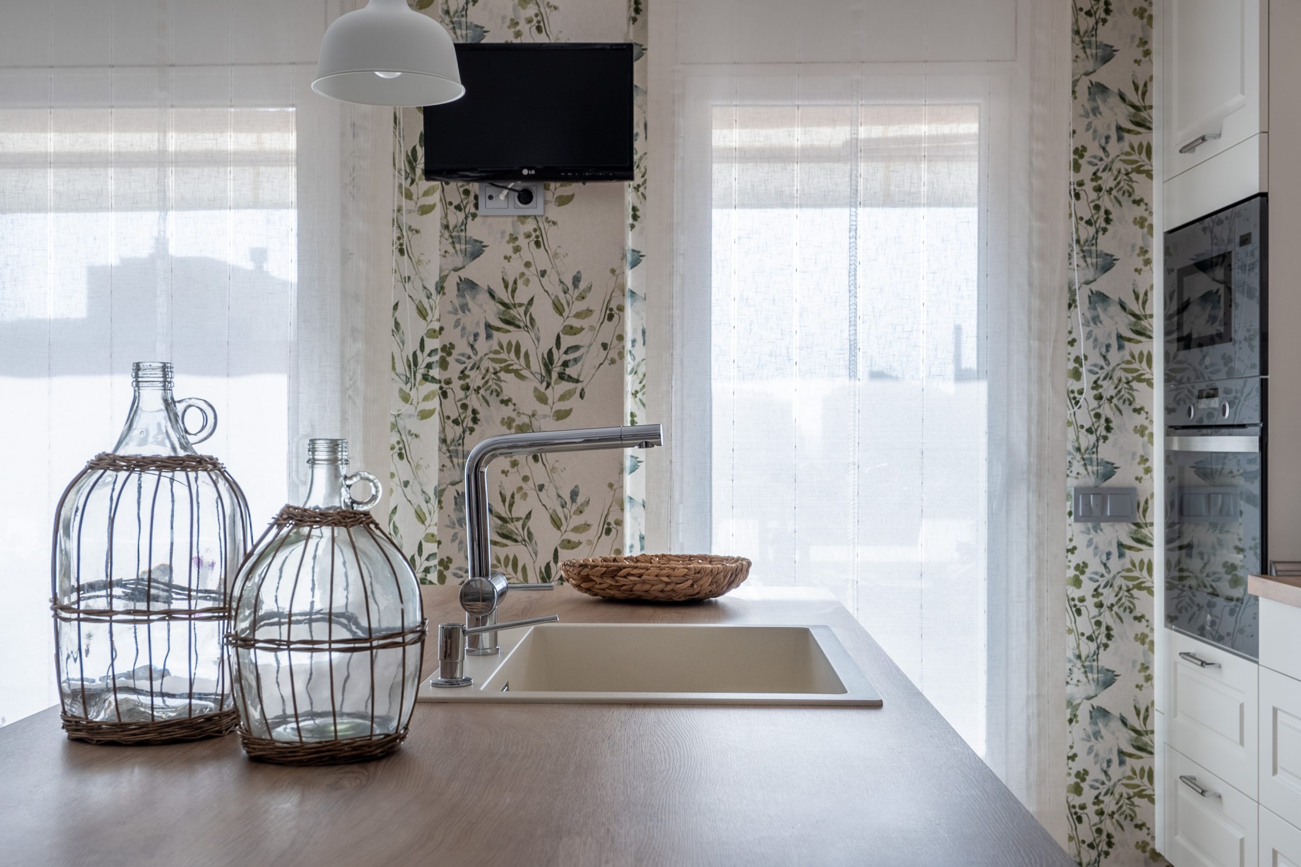 Cocina abierta con papel pintado.

