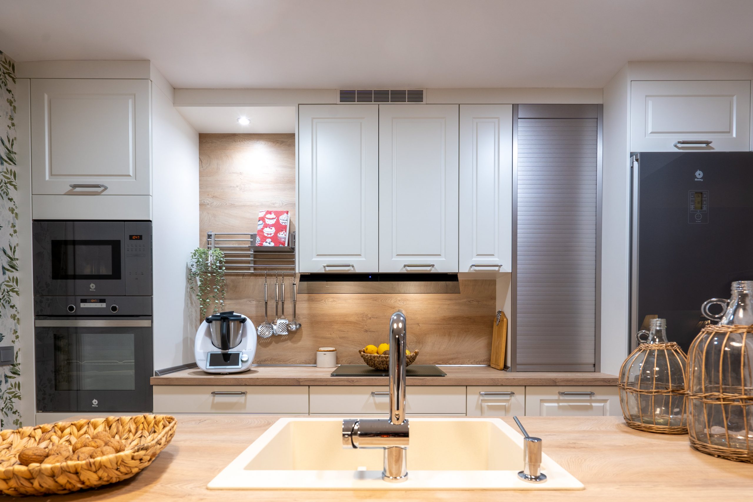 Cocina con isla y lineal.
