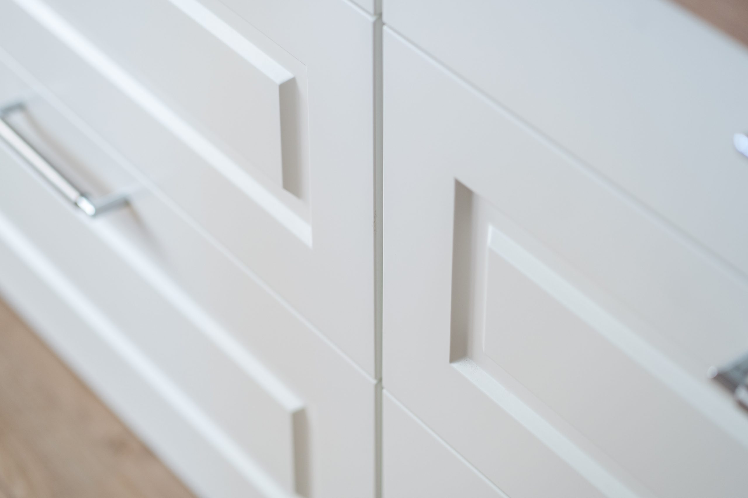 Muebles de cocina con frentes enmarcados.
