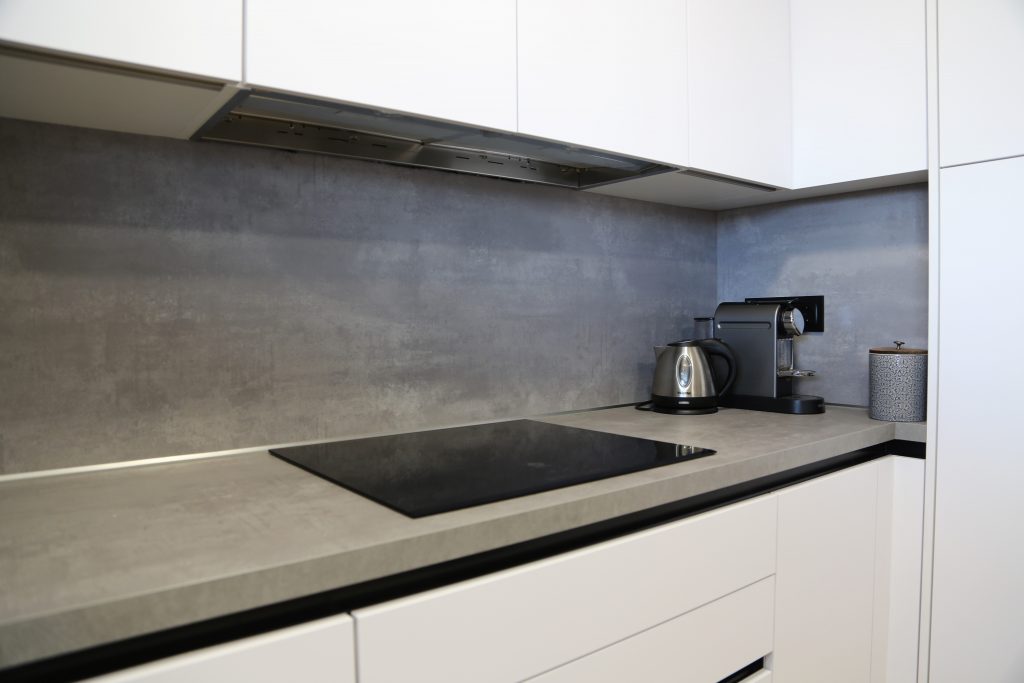 Cocina con encimera gris de Duropal.