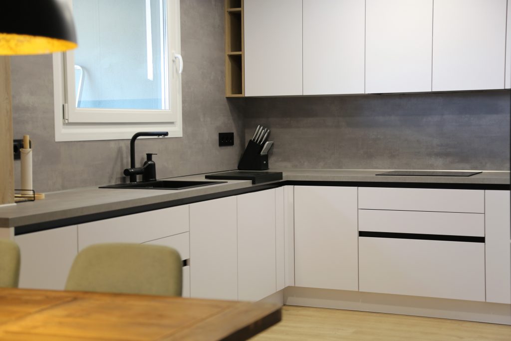 Espacio compartido con cocina abierta al salón.