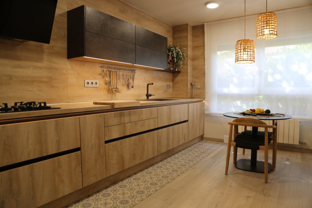 Las cocinas más cálidas se visten de madera.