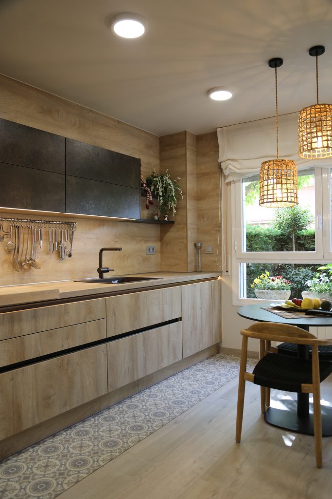 Cocina de madera con vistas al jardín.