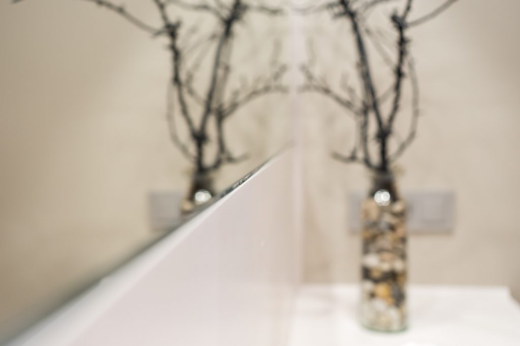 Reflejo decorativo en el espejo del baño.