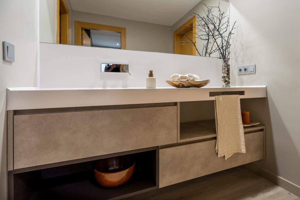 Espai modern i minimalista amb elements suspesos.