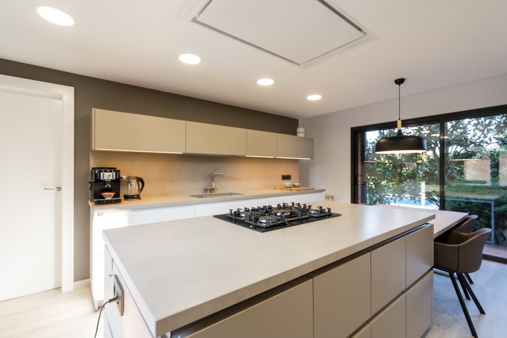 Isla de cocina con placa de gas de Siemens. 