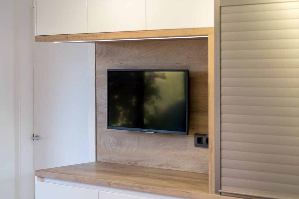 Televisión integrada en el lineal de la cocina. 