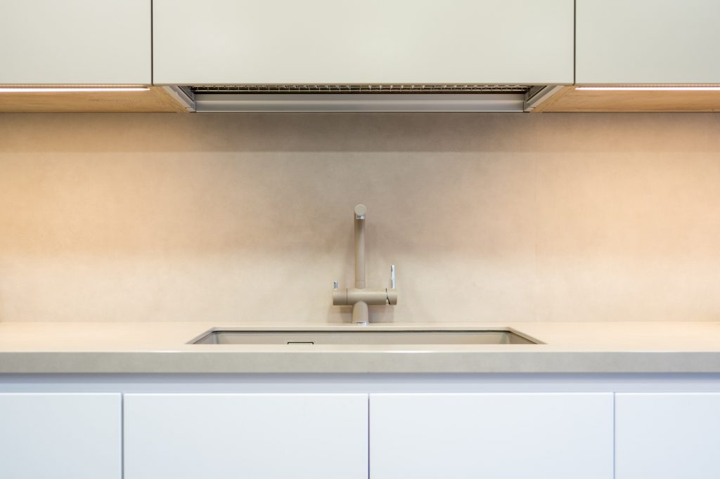 Grifo de Blanco y encimera porcelánica de Neolith, ambos en color tartufo.