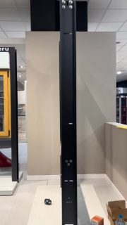 Cada espacio del showroom nace con la misma ilusión con la que diseñamos un hogar: pensar, construir, ajustar… hasta que todo encaja.

🪟 Hoy te mostramos el proceso de montaje y el resultado final de nuestra nueva zona de exposición de ventanas, cerramientos y persianas.

Un espacio pensado para sentir el confort, tocar los materiales y descubrir cómo los pequeños detalles pueden transformar tu casa.

🍂 Cuando fuera hace frío, aquí dentro se siente el diseño.
.
.
.
Cada espai del showroom neix amb la mateixa il·lusió amb què dissenyem una llar: pensar, construir, ajustar... fins que tot encaixa.

🪟 Avui us mostrem el procés de muntatge i el resultat final de la nostra nova zona d’exposició de finestres, tancaments i persianes.

Un espai pensat per sentir el confort, tocar els materials i descobrir com els petits detalls poden transformar casa teva.

🍂 Quan fos fa fred, aquí dins se sent el disseny.

#conforthogar #reformeslleida #ventanas #climatizacion #dsingularlleida