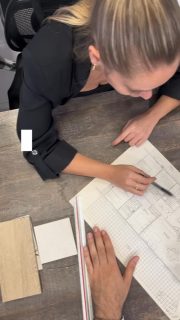 El diseño de una cocina no empieza eligiendo colores.
Empieza haciendo las preguntas correctas. 🧠

Antes de diseñar, analizamos:
👣 Cómo se va a usar el espacio
🌤️ La luz real que recibe
🏠 Quién vive en la casa y cómo

Porque una cocina bien diseñada no solo se ve bien:
funciona hoy y sigue funcionando mañana.

👉 Síguenos si buscas diseño con criterio, no solo tendencias.
.
.
.
El disseny de cuina no comença triant colors.
Comença fent les preguntes correctes. 🧠

Abans de dissenyar, analitzem:
👣 Com es farà servir l’espai
🌤️ La llum real que rep
🏠 Qui viu a la casa i com

Perquè una cuina ben dissenyada no només es veu bé:
funciona avui i continua funcionant demà.

👉 Segueix-nos si busques disseny amb criteri, no només tendències.

#DiseñoConCriterio #DiseñoDeCocinas #ArquitecturaInterior #Interiorisme #DissenyInterior ReformaCuina EspaisQueFuncionen